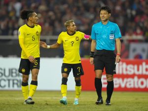 Trọng tài Sato đưa ra quyết định đuổi cầu thủ Malaysia ra khỏi sân